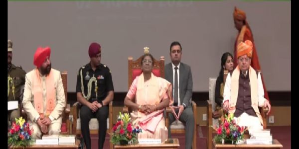 पतंजलि विश्वविद्यालय के द्वितीय दीक्षांत समारोह में राष्ट्रपति द्रोपति  मुर्मु सहित अन्य  अतिथि। पतंजलि विश्वविद्यालय के द्वितीय दीक्षांत समारोह में राष्ट्रपति द्रोपति  मुर्मु सहित अन्य  अतिथि।