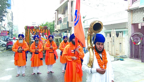 नगर कीर्तन निकालते हुए