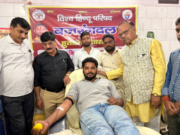 विश्व हिंदू परिषद बजरंग दल द्वारा मुरादाबाद में हुतात्मा दिवस पर लगाए गए रक्त दान शिविर में रक्तदान करता पदाधिकारी।
