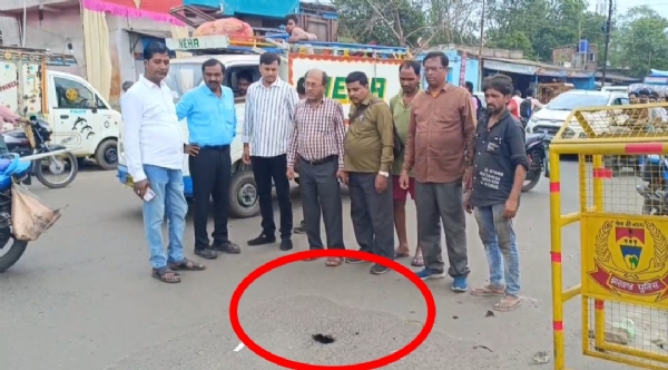 सड़क पर बने गोफ को देखते स्थानीय लोग