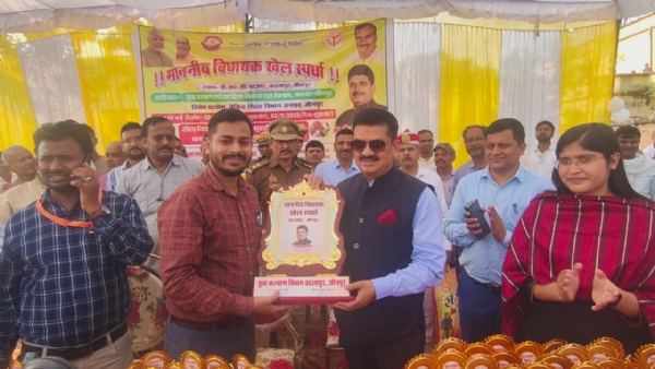 विजई खिलाड़ियों को सम्मानित करते हुए जिलाधिकारी डॉ दिनेश चंद्र सिंह विजई खिलाड़ियों को सम्मानित करते हुए जिलाधिकारी डॉ दिनेश चंद्र सिंह