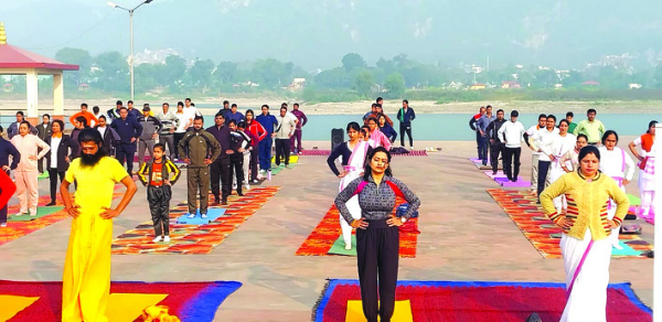 योगाभ्यास करते हुए