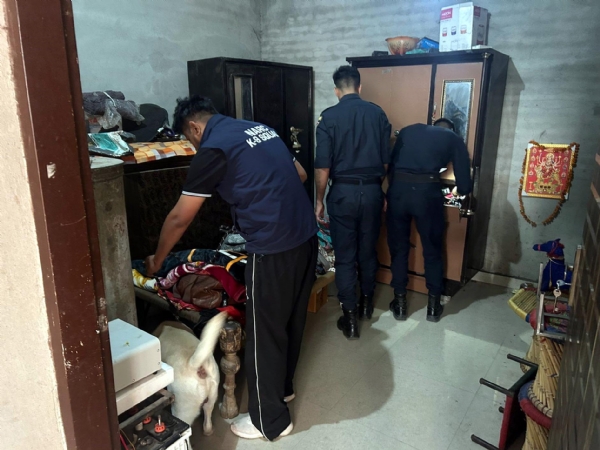 रतिया। नशा के सौदागरों की धरपकड़ को लेकर सर्च अभियान चलाते पुलिस टीम।