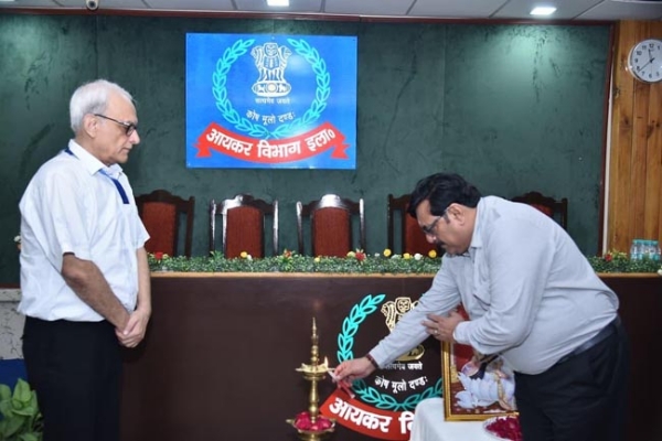 दीप प्रज्ज्वलित करते