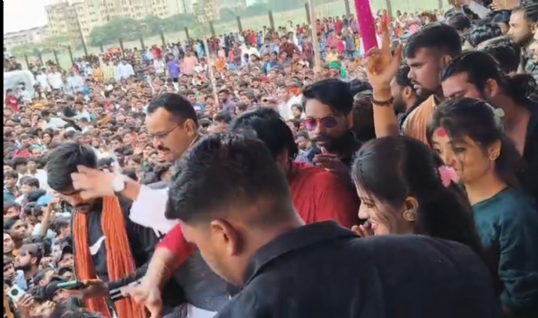 अररिया फोटो:माही मनीषा के साथ मंच अररिया फोटो:माही मनीषा के साथ मंच