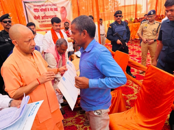 पीड़ित परिवारों को चेक देते मुख्यमंत्री पीड़ित परिवारों को चेक देते मुख्यमंत्री