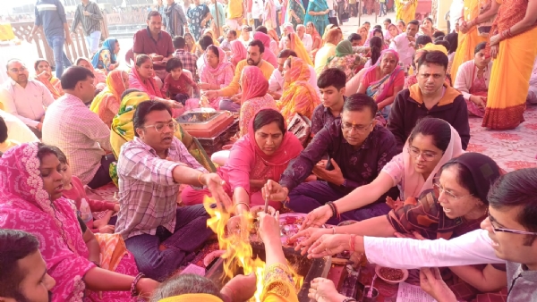 श्री विष्णु गायत्री महायज्ञ में सैकड़ो श्रद्धालुओं ने अर्पित की आहुतियां श्री विष्णु गायत्री महायज्ञ में सैकड़ो श्रद्धालुओं ने अर्पित की आहुतियां