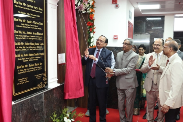 सभागार का उद्धाटन करते न्यायमूर्ति  सूर्यकांत