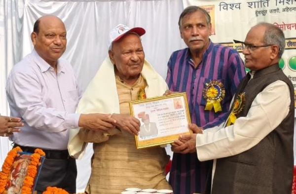 शम्स गोरखपुरी की रचनाएं समाज का आईनाक्ष प्रस्तुत करती हैंः दुर्गा प्रसाद श्रीवास्तव शम्स गोरखपुरी की रचनाएं समाज का आईनाक्ष प्रस्तुत करती हैंः दुर्गा प्रसाद श्रीवास्तव