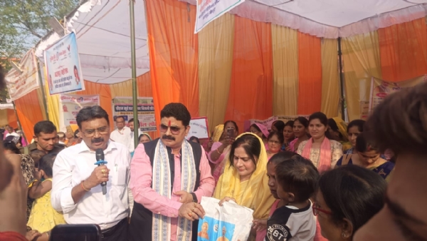 अन्नप्राशन के बाद महिलाओं को कीट  देते हुए विधायक रमेश चंद्र मिश्रा अन्नप्राशन के बाद महिलाओं को कीट  देते हुए विधायक रमेश चंद्र मिश्रा