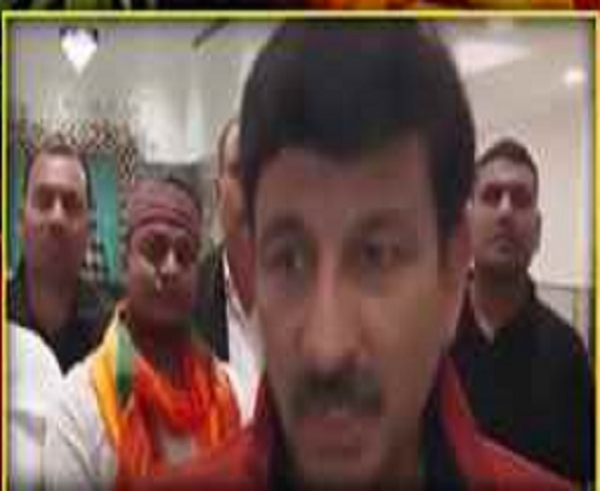 मनाेज तिवारी मीडिया से बात करते हुए