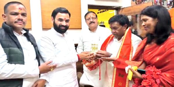 मॉरीशस के पूर्व राष्ट्रपति अपनी पत्नी के साथ हर की पैड़ी पर मॉरीशस के पूर्व राष्ट्रपति अपनी पत्नी के साथ हर की पैड़ी पर