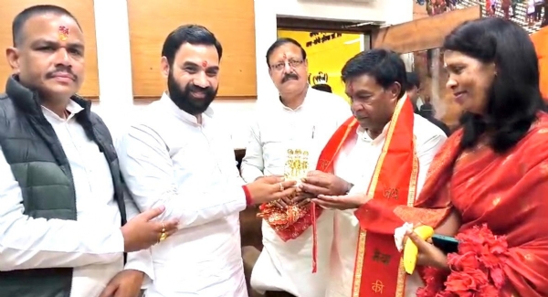 मॉरीशस के पूर्व राष्ट्रपति अपनी पत्नी के साथ हर की पैड़ी पर मॉरीशस के पूर्व राष्ट्रपति अपनी पत्नी के साथ हर की पैड़ी पर