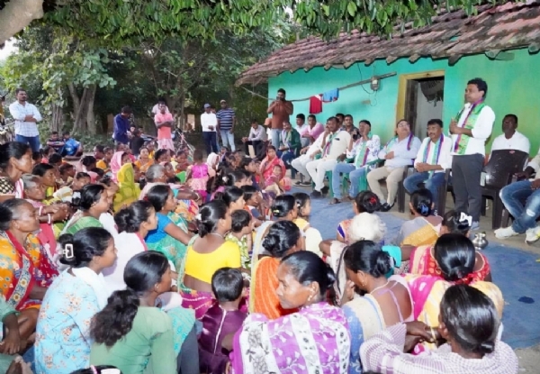 आजसू पार्टी की जनसंपर्क अभियान