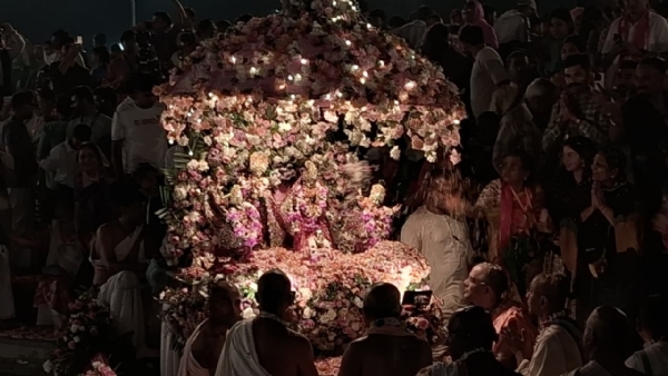 अद्भुत छठा के बीच ठाकुरजी