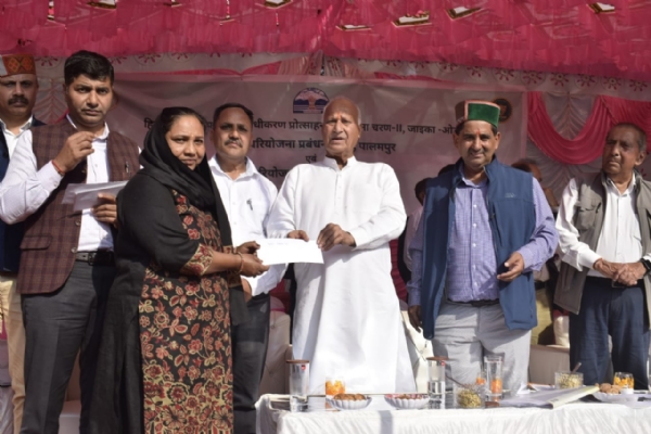 जायका के कार्यक्रम में कृषि मंत्री चंद्र कुमार किसानों को सम्मानित करते हुए।