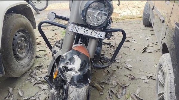 दुर्घटना ग्रस्त बुलेट की फोटो