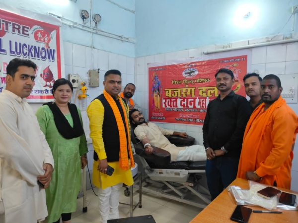 रक्तदान करते बजरंग दल के कार्यकर्ता रक्तदान करते बजरंग दल के कार्यकर्ता