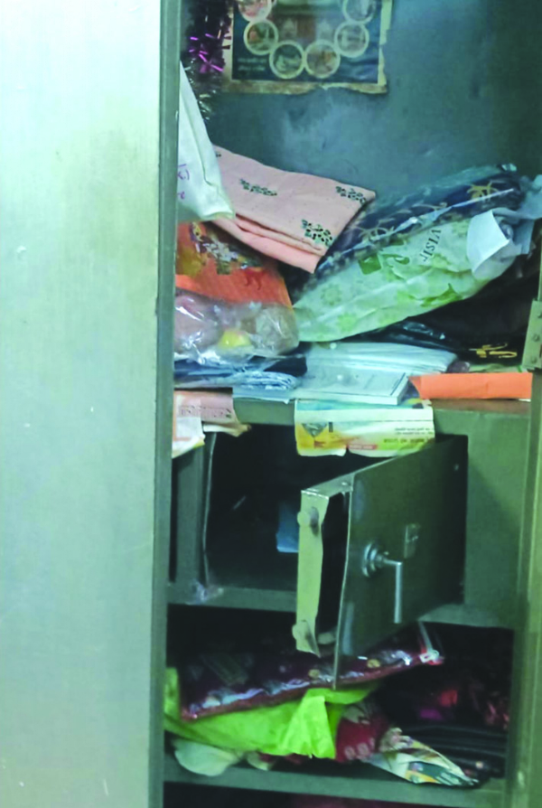 अलमारी के ताले टूटे