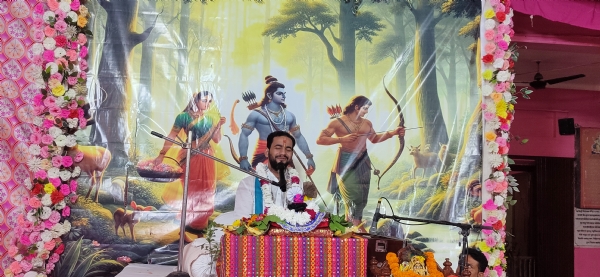 पुलिस लाइन मंदिर में आयोजित संगीत मय नवदिवसीय श्री राम कथा का श्रवण कराते आचार्य व्योम त्रिपाठी। पुलिस लाइन मंदिर में आयोजित संगीत मय नवदिवसीय श्री राम कथा का श्रवण कराते आचार्य व्योम त्रिपाठी।