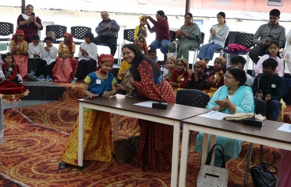 उत्तराखंड टैलेंट शो में बच्चे प्रस्तुति देते।