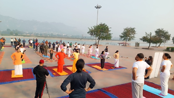 योग अभ्यास करते हुए लोग योग अभ्यास करते हुए लोग