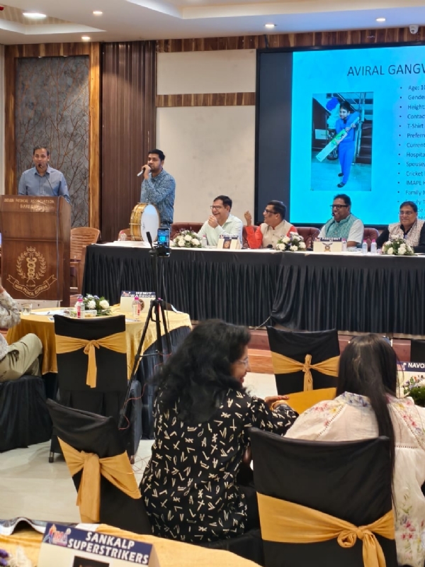 आईएमए बरेली के अध्यक्ष डॉ. अतुल कुमार श्रीवास्तव (बीच में) नीलामी समारोह के दौरान महिला खिलाड़ी डॉ. ममता भट्ट के चयन के समय उत्साहित मुद्रा में। साथ में सचिव डॉ. अंशु अग्रवाल और कोषाध्यक्ष डॉ. शालिनी महेश्वरी। आईएमए बरेली के अध्यक्ष डॉ. अतुल कुमार श्रीवास्तव (बीच में) नीलामी समारोह के दौरान महिला खिलाड़ी डॉ. ममता भट्ट के चयन के समय उत्साहित मुद्रा में। साथ में सचिव डॉ. अंशु अग्रवाल और कोषाध्यक्ष डॉ. शालिनी महेश्वरी।