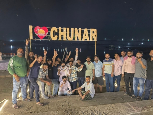 चुनार किला मोड़ स्थित साहित्य संतधाम घाट पर देव दीपावली की तैयारी करते चुनार क्लब के सदस्य। चुनार किला मोड़ स्थित साहित्य संतधाम घाट पर देव दीपावली की तैयारी करते चुनार क्लब के सदस्य।