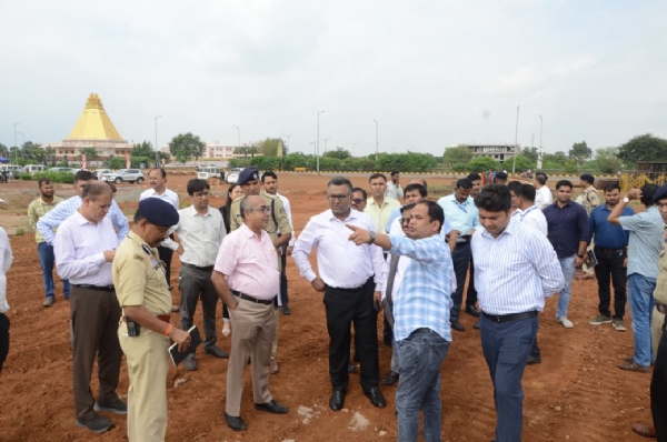 नवा रायपुर में सूर्यकिरण एयरोबेटिक शो की तैयारियाें का जायजा लेते अध‍िकारीगण