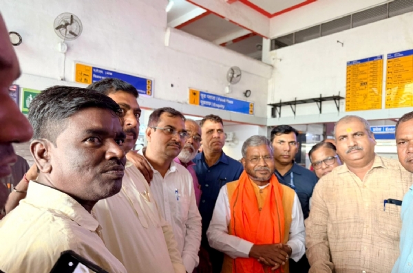 घाटशिला उपचुनाव को लेकर प्रदेश अध्यक्ष बाबूलाल मरांडी पहुंचे जमशेदपुर, टाटानगर स्टेशन पर हुआ जोरदार स्वागत