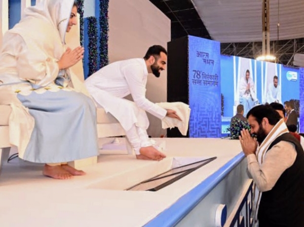 हरियाणा के मुख्यमंत्री श्री नायब सिंह सैनी जिला पानीपत के समालखा में आयोजित 78वें निरंकारी संत समागम के दौरान निरंकारी मिशन की प्रमुख सतगुरु माता सुदीक्षा जी महाराज एवं राजपिता रमित चांदना जी का अभिवादन करते हुए।