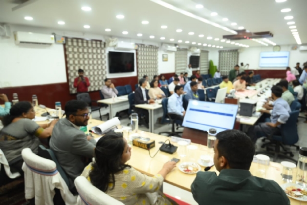 अररिया फोटो: परमान सभागार में रेंडमाइजेशन के समय मौजूद प्रेक्षक और निर्वाची अधिकारी