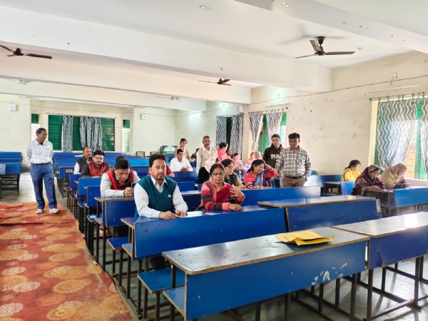 परीक्षा में शामिल शिक्षक परीक्षा में शामिल शिक्षक