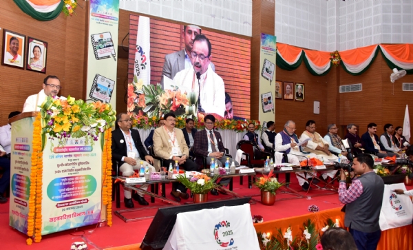 गोष्ठी में मंच से बोलते मंत्री जे.पी.एस. राठौर