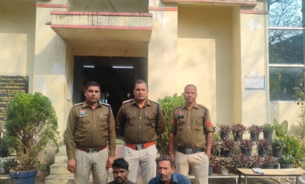 पुलिस के गिरफ्त में आरोपी पुलिस के गिरफ्त में आरोपी