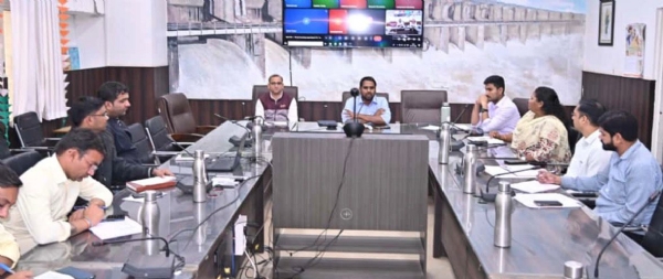 बैठक को संबोधित करते हुए कलेक्टर अबिनाश मिश्रा। बैठक को संबोधित करते हुए कलेक्टर अबिनाश मिश्रा।