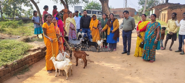 वितरण कार्यक्रम में शामिल लोग