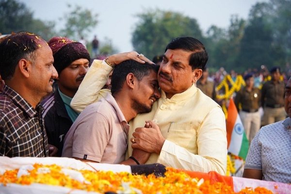 बलिदानी के अंतिम संस्कार में पहुंचे मुख्यमंत्री मोहन यादव बलिदानी के अंतिम संस्कार में पहुंचे मुख्यमंत्री मोहन यादव