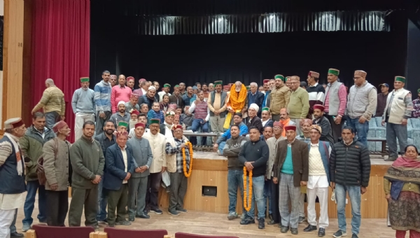 शिवपाल शर्मा ग्याहरवीं बार अध्यक्ष बनने के बाद कारदाराें के साथ। शिवपाल शर्मा ग्याहरवीं बार अध्यक्ष बनने के बाद कारदाराें के साथ।