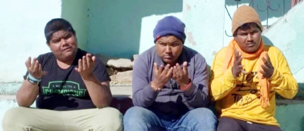 ‘लॉरेंस मून बेडिल सिंड्रोम’ नामक दुर्लभ आनुवंशिक बीमारी से जूझ रहे तीनों भाई। ‘लॉरेंस मून बेडिल सिंड्रोम’ नामक दुर्लभ आनुवंशिक बीमारी से जूझ रहे तीनों भाई।