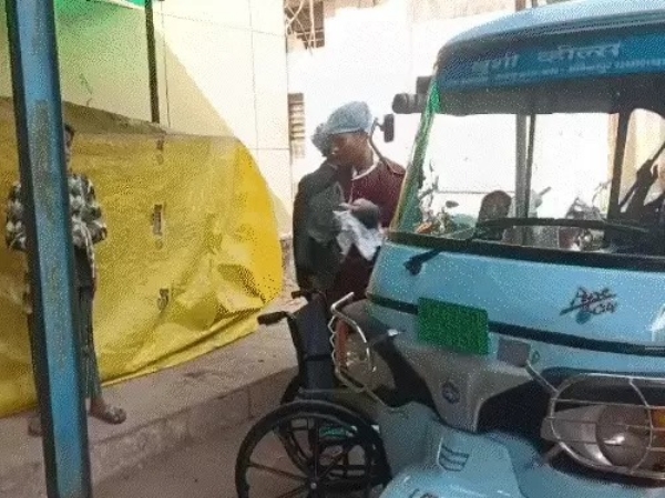 कोरबा में चलती ई-रिक्शा में महिला ने बच्चे को दिया जन्म, परिजन बोले-नहीं पहुंची एम्बुलेंस, मितानिन छोड़कर भागी कोरबा में चलती ई-रिक्शा में महिला ने बच्चे को दिया जन्म, परिजन बोले-नहीं पहुंची एम्बुलेंस, मितानिन छोड़कर भागी