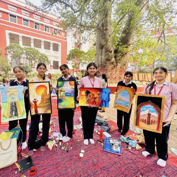 प्रतियोगिता में अपने चित्र प्रदर्शित करती छात्राएँ। प्रतियोगिता में अपने चित्र प्रदर्शित करती छात्राएँ।