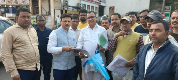 डिमार्केशन करते अधिकारी डिमार्केशन करते अधिकारी