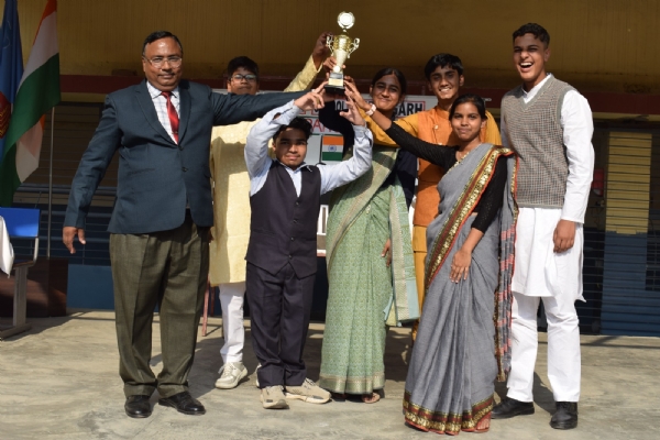 फर्रुखाबाद।युवा संसद में ट्राफी दिखाते बच्चे फर्रुखाबाद।युवा संसद में ट्राफी दिखाते बच्चे