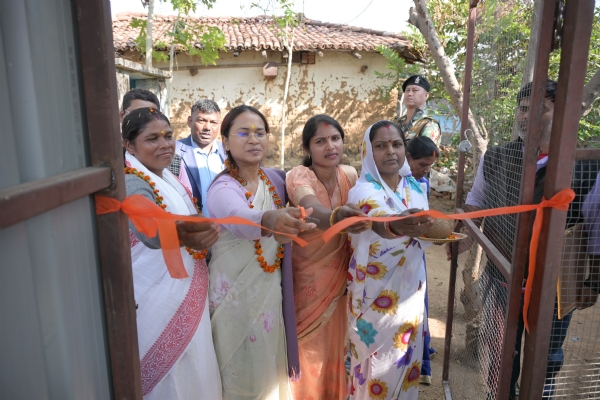 कार्यक्रम में शामिल मंत्री शिल्‍पी तिर्की अन्‍य महिलाएं
