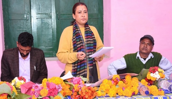 मंत्री रेखा आर्या सामेश्वर विधानसभा में ग्रामीणों से संवाद करती। मंत्री रेखा आर्या सामेश्वर विधानसभा में ग्रामीणों से संवाद करती।