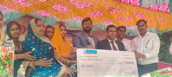 ऋण वितरण करते बैककर्मी ऋण वितरण करते बैककर्मी