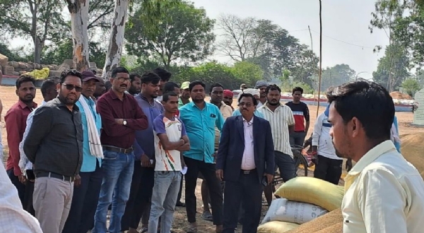 धान खरीदी केंद्र का निरीक्षण करते हुए रायपुर संभागायुक्त महादेव कांवरे। धान खरीदी केंद्र का निरीक्षण करते हुए रायपुर संभागायुक्त महादेव कांवरे।