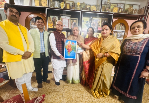 पदम श्री विद्या बिंदु सिंह से मिलते स्वांत रंजन पदम श्री विद्या बिंदु सिंह से मिलते स्वांत रंजन