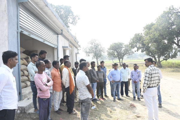 निरीक्षण करते अधिकारी। निरीक्षण करते अधिकारी।